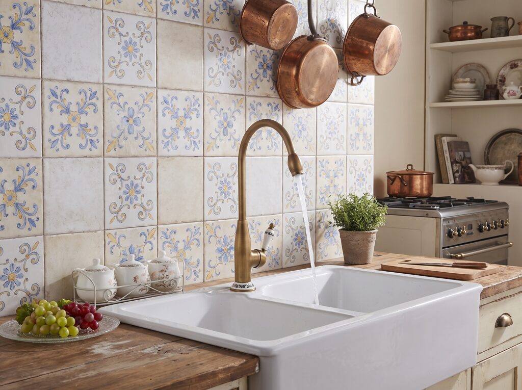Bateria kuchenna Rustykalna Podstawa mosiądz retro z ceramicznymi zdobieniami w kwiaty