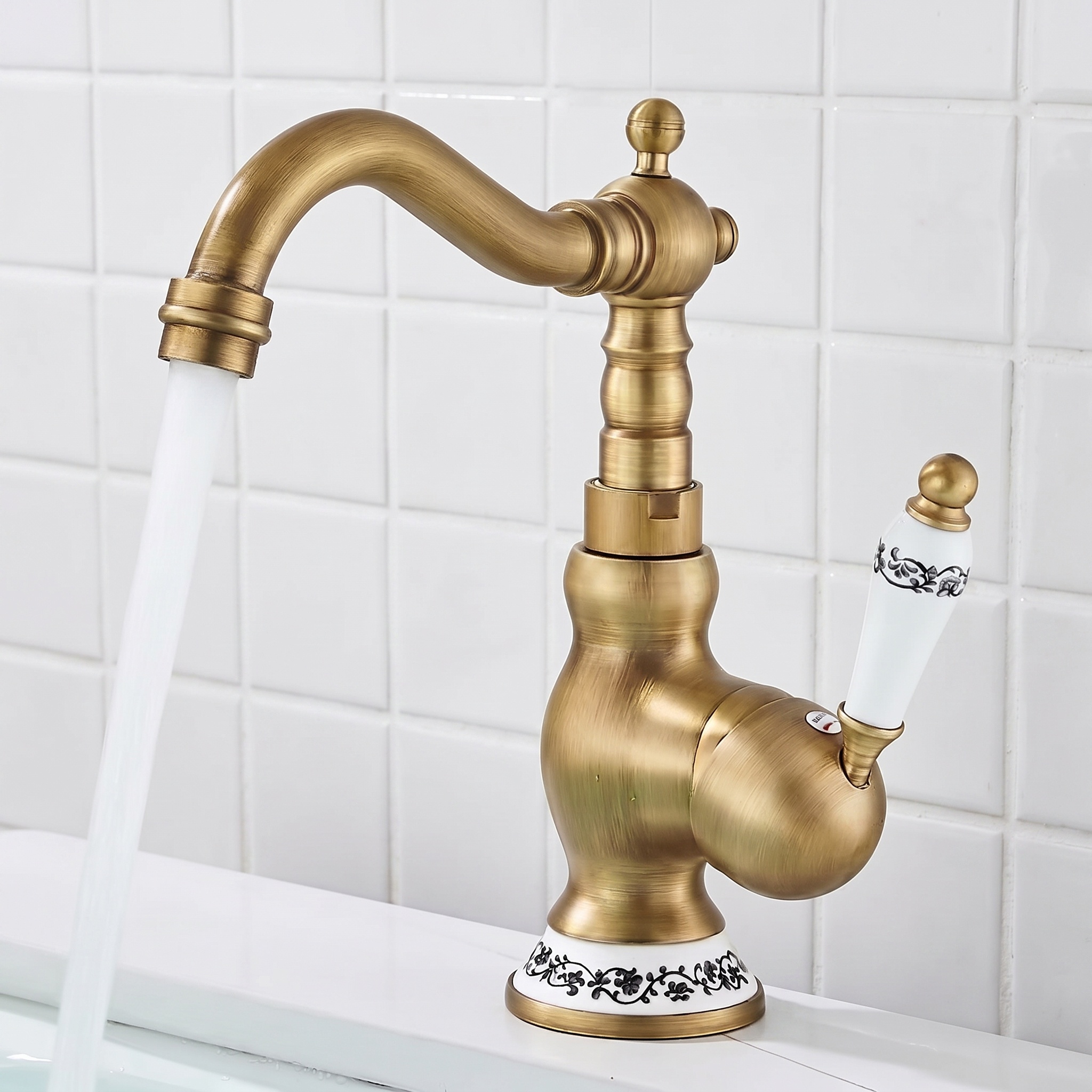 Bateria umywalkowa w kolorze starego złota, w łazience w stylu retro