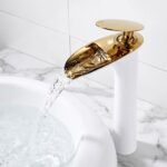 Bateria umywalkowa - Kaskadowa Elegancja - wariant złoto-biały zamontowany nad białą misą umywalkową